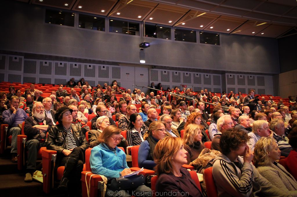 De grote Theaterzaal in het Evoluon was bijna compleet gevuld, met mensen vanuit het hele land en van allerlei allooi.